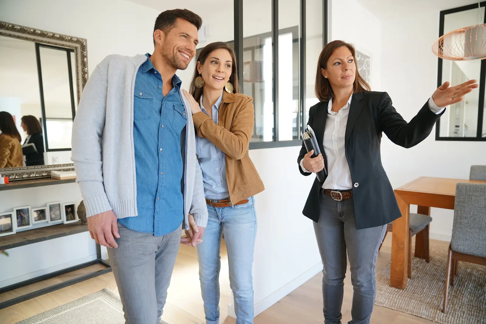 Virtual Tours vs. In-Person Showings: What Works Best for Sarasota Rentals?